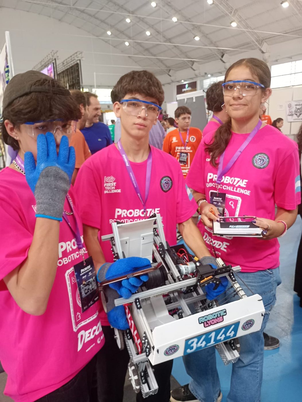 Integrantes mostrando el robot FTC #34144