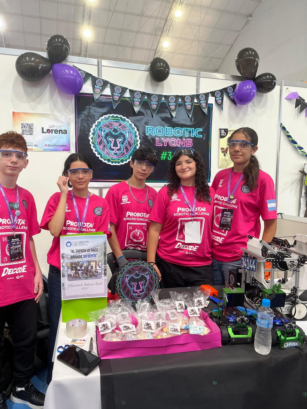 El stand del equipo en la competencia