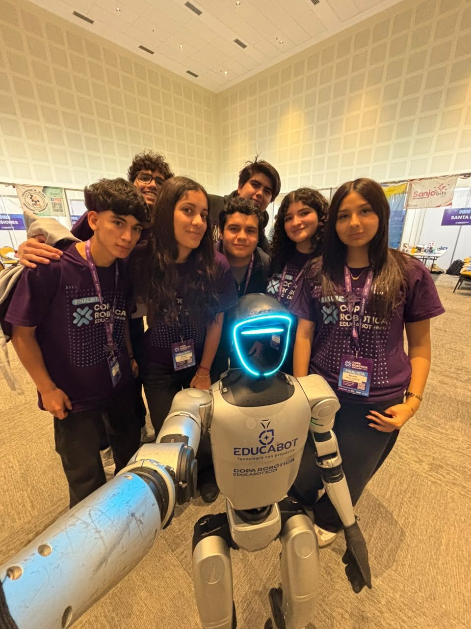 El equipo Noxon con el robot humanoide en Copa Robótica