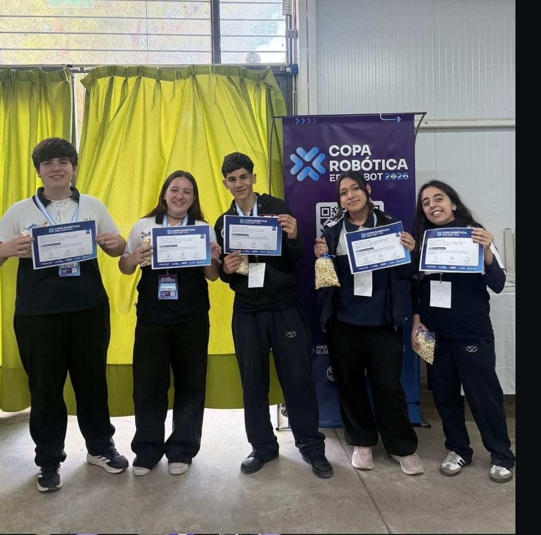 El equipo Zylax con sus certificados de Copa Robótica